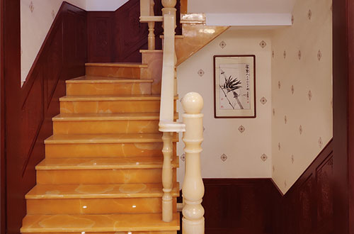 崖城镇中式别墅室内汉白玉石楼梯的定制安装装饰效果